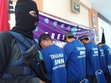Bandar Narkoba Serahkan...