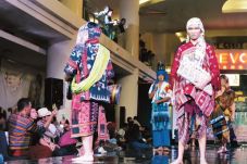 Mempromosikan Batik...