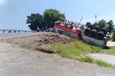 Truk Tangki Semen Terguling,...