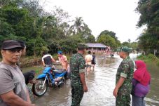 Banjir Rendam Ribuan...