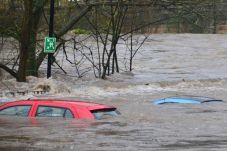 Banjir dan Longsor Landa...