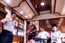 Asyiknya, Menpar Naik...