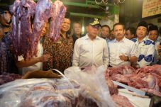 Tinjau Pusat Pasar,...