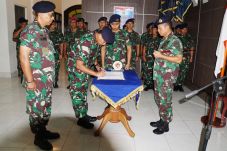 Letkol Laut (P) Ari...