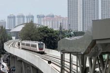 Membangun MRT dan LRT...