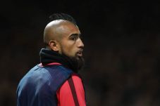 Arturo Vidal Menatap...