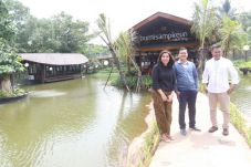 Restoran Ini Hadirkan...