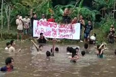 Keseruan Warga dan Relawan...