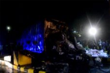 Dihantam Truk Fuso Bermuatan...