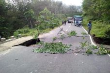 Dihantam Banjir, Jalan...