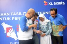 XL Axiata Salurkan Donasi...