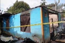 Massa Bakar Rumah Terduga...