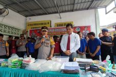 Selundupkan Sabu, Warga...