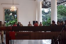 Anies Terima Golok Raksasa...