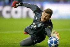 Iker Casillas Mendapat...