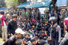 Kelompok Remaja Berpakaian...