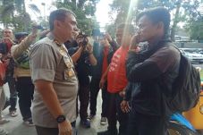 Polisi Bentrok dengan...