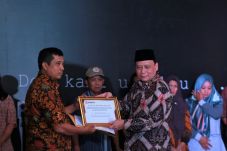 Bawaslu Beri Santunan...