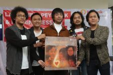 Tertunda Setahun, Album...