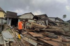 Diterjang Angin Kencang,...