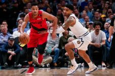 Menang, Blazers Perpanjang...
