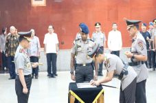 Gubernur Papua Barat...