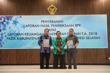 Kota Makassar Raih Penghargaan...