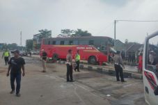 2 Bus Murni Tabrakan...