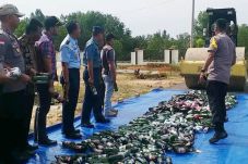 Polres Bintan Musnahkan...