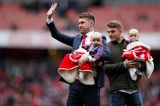 Tinggalkan Arsenal,...