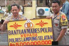 Kapolri Serahkan Bantuan...