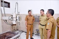 Tinjau UPT RS Pemprov...