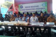 2 Pengedar Sembunyikan...