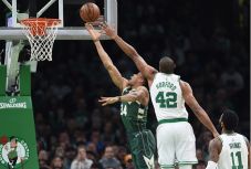 Gulung Celtics, Bucks...