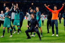 Kekalahan Ajax, Mourinho;...