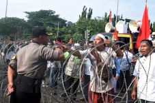 Sentuh Kawat Berduri...