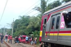 Disambar KRL di Perlintasan...