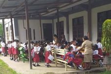 Sekolah Disegel, Ratusan...