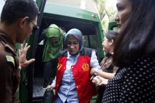 Di Hadapan Hakim, Ratna...