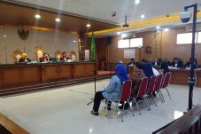 Minta Dihukum Ringan,...