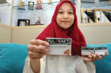 Mahasiswa UNS Buat Plester...
