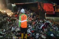 Truk Sampah DKI Terguling...