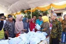 Pemkab Serang Bagikan...
