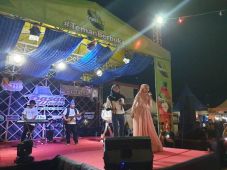 Lantunkan Lagu Religi,...