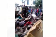 Gedung SD Roboh di Pasar...
