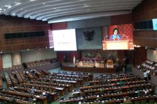 Bahas Ekonomi Indonesia,...