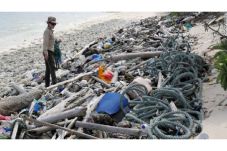 414 Juta Potong Plastik...