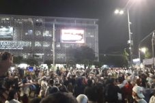 Usai Tarawih, Massa...