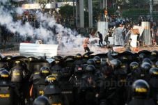 Aparat dan Massa Bentrok,...