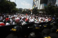 Dihadang Mendekati Gedung...